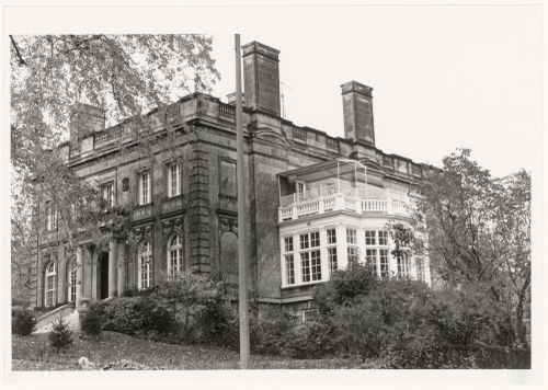 View of the principal and lateral façades of a mansion, 517 Roslyn Avenue, Westmount, Québec
