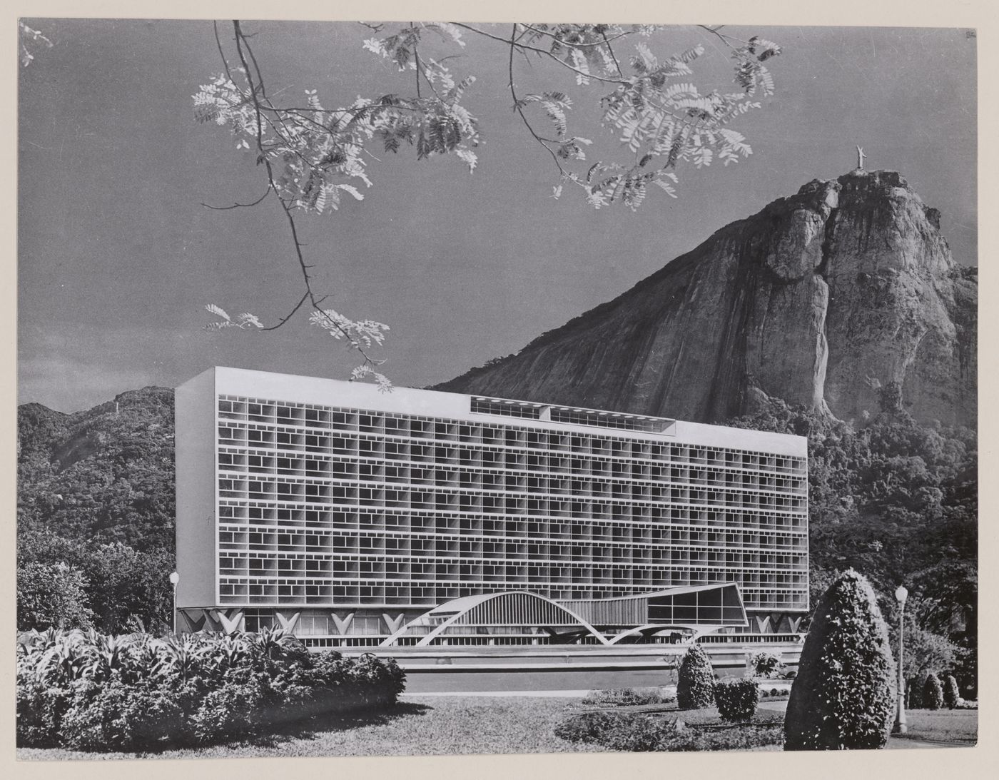 Photomontage of model for Hospital Sul América, Rio de Janeiro, Brazil
