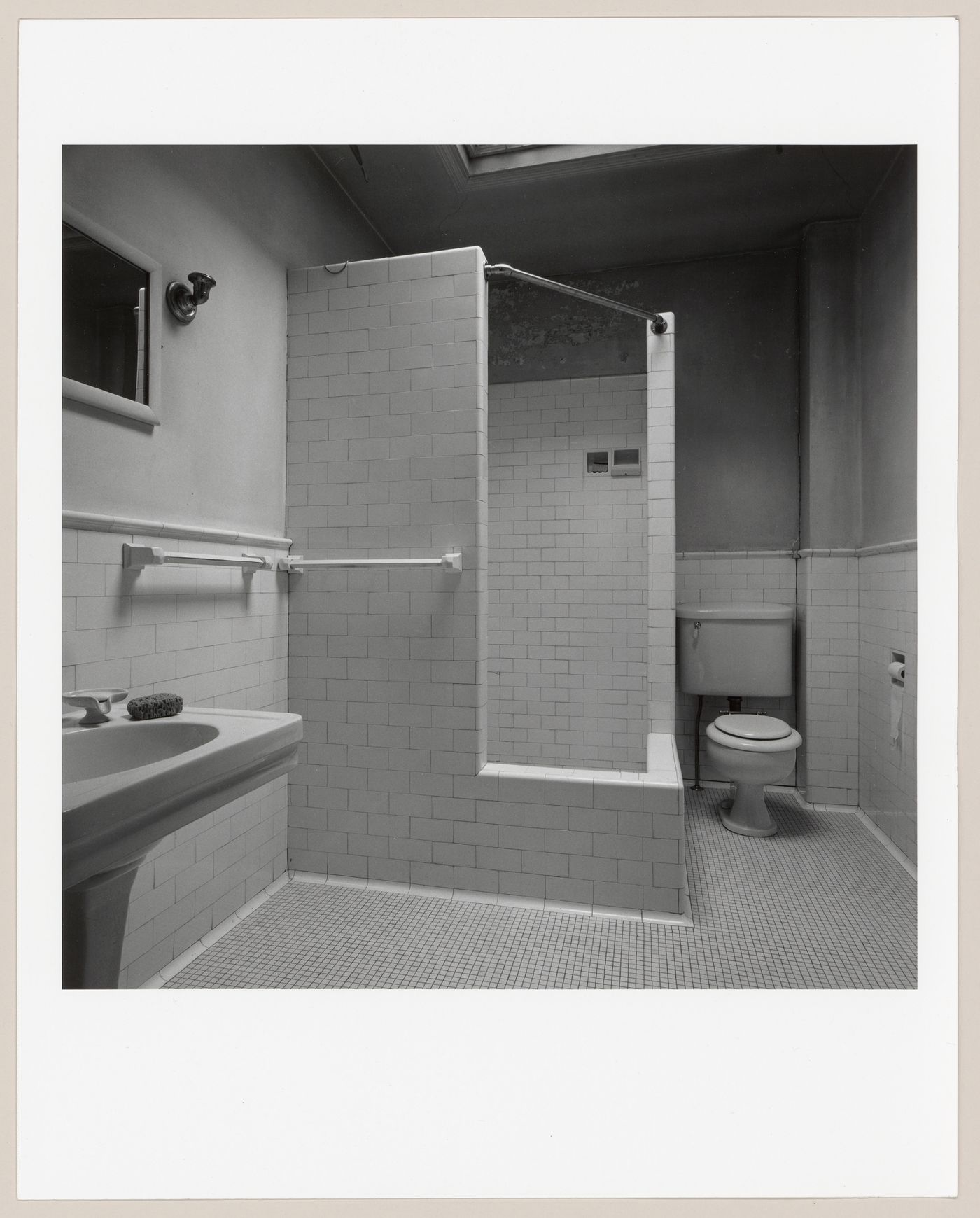 Interior view of a bathroom of Slessor House, 1538 avenue Dr. Penfield, Montréal, Québec