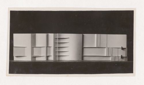 Photograph of a student model on the topic "Construction of Frontal Surface Based on Vertical, Horizontal and Inclined Combination of Two or More Rhythmical Rows" for the "Space" course at the Vkhutemas, Moscow