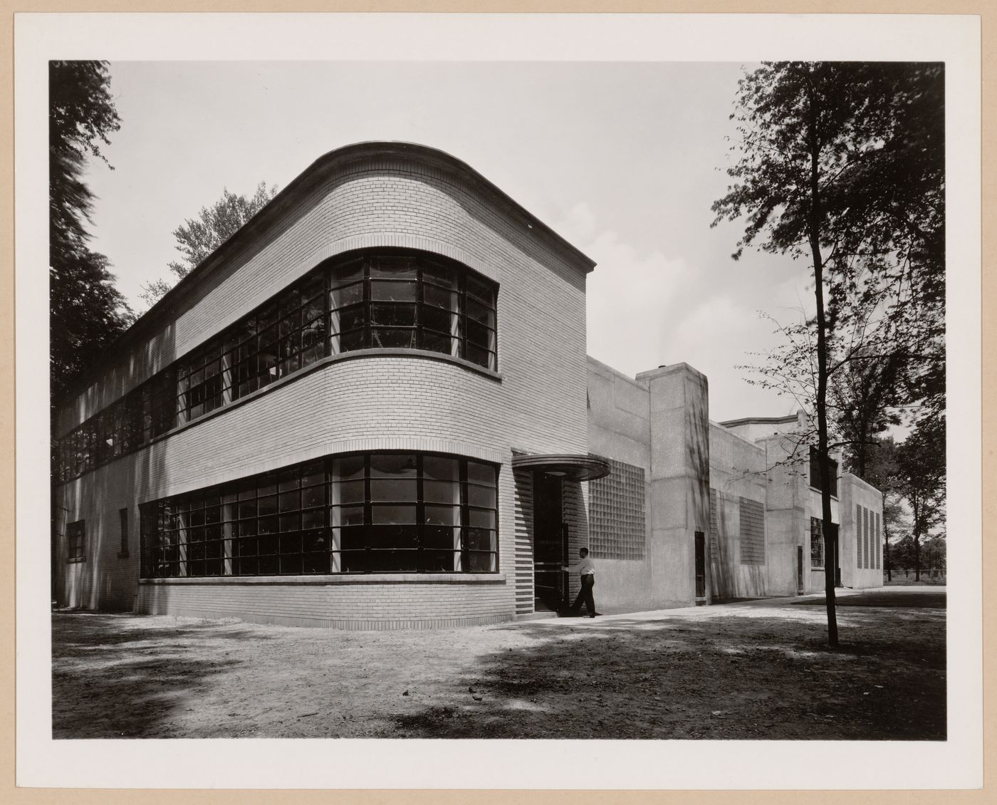 View of the principal and lateral façades of a laboratory, General Motors Corporation Argonaut Realty division Diesel Engine Assembly Plant, Redford, Michigan
