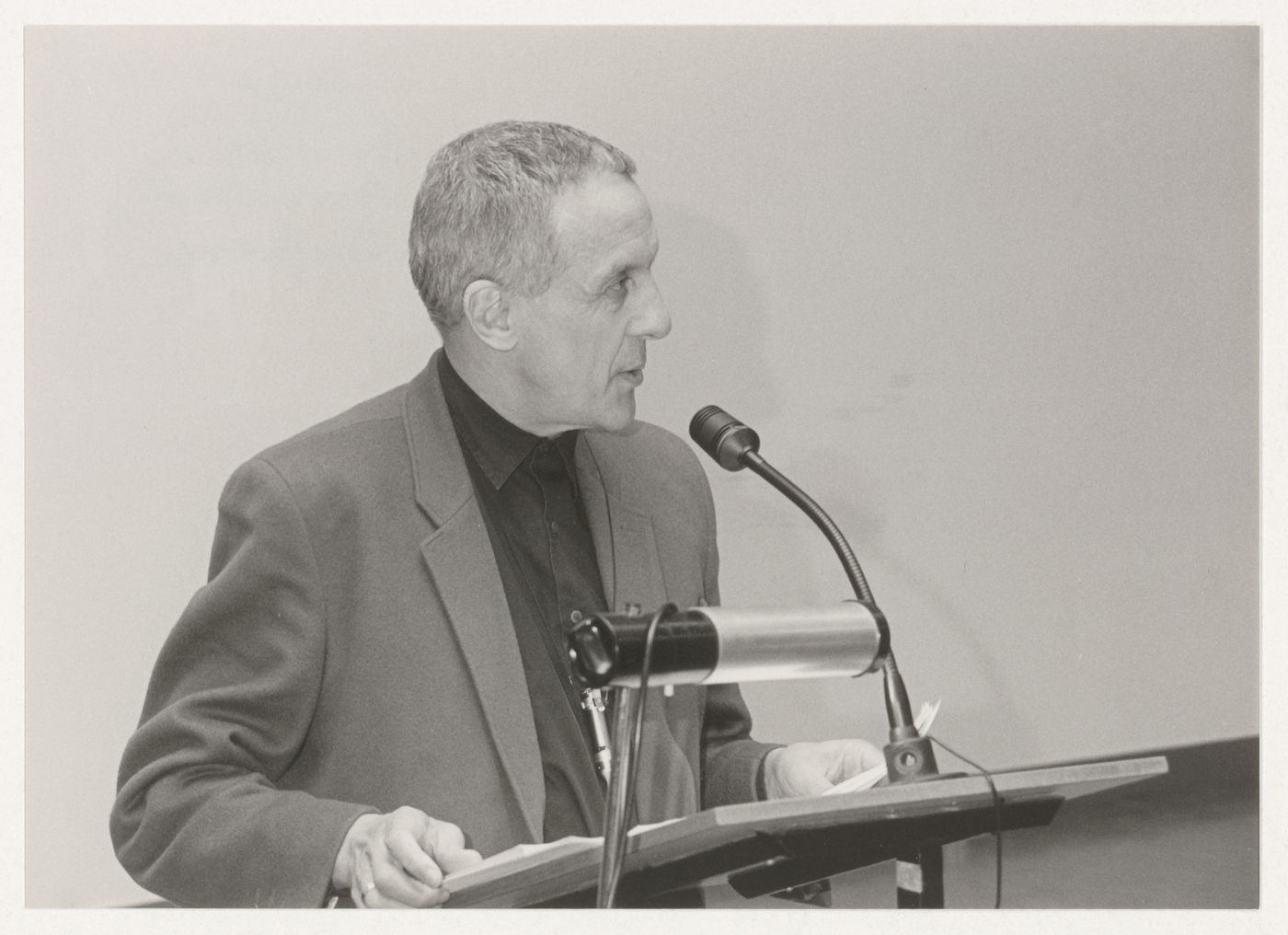 Kenneth Frampton speaking during the Invisible in Architecture conference, Delft