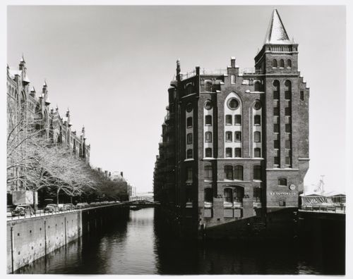 View of a Speicherblock [Storage Block] of Sicherstadt [Storage City] warehouses next to a canal, Altstadt, Hamburg, Germany