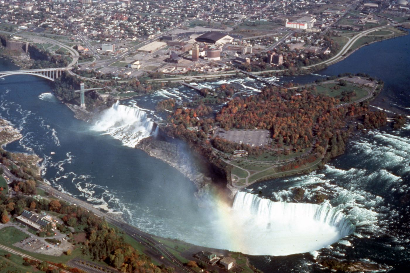 Aerial photograph of Niagara Falls for research for Olmsted: L'origine del parco urbano e del parco naturale contemporaneo