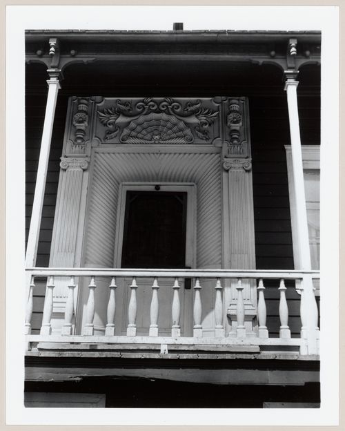 L'entrée principale de la maison construite par Monsieur Paradis, Saint-André de Kamouraska, (aussi connu sous Andréville), Québec