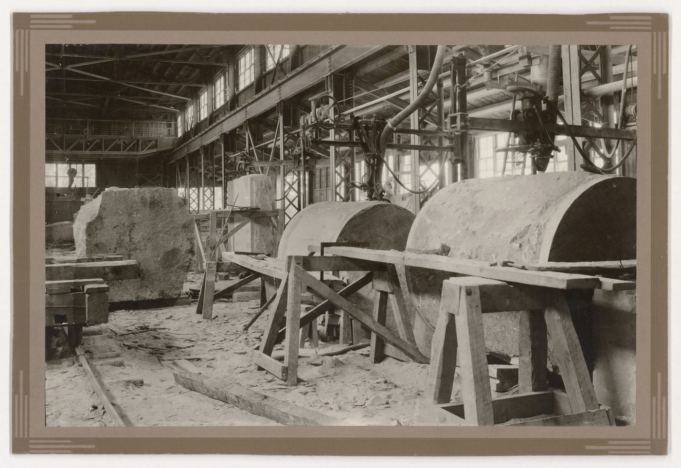 Vue de l'intérieur d'un atelier de la compagnie Stanstead Granite Quarries, Beebe, Québec, où est réalisé le surfaçage des tronçons de colonnes pour l'Annexe au Palais de Justice de Montréal