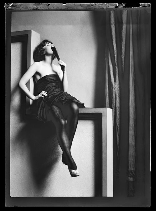 Portrait de Clorinthe Perron posant dans le studio d'Ernest Cormier, Montréal