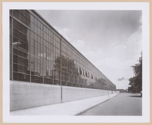 View of the lateral façade of the Sales and Service Building, Chrysler Corporation Plymouth and DeSoto divisions, Terminal Street [?], Detroit, Michigan
