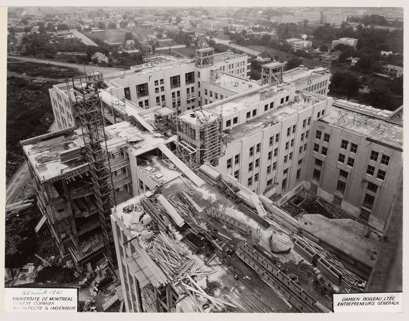 Photographie de la construction de la toiture, Pavillon principal et campus, Université de Montréal, Montréal, Canada