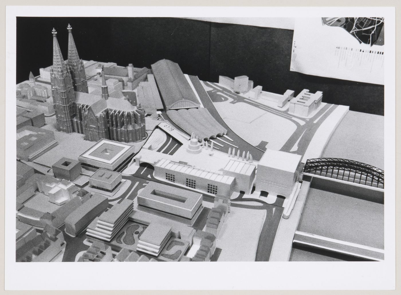 Wallraf-Richartz-Museum, Cologne, Germany: view of model set within competition site model
