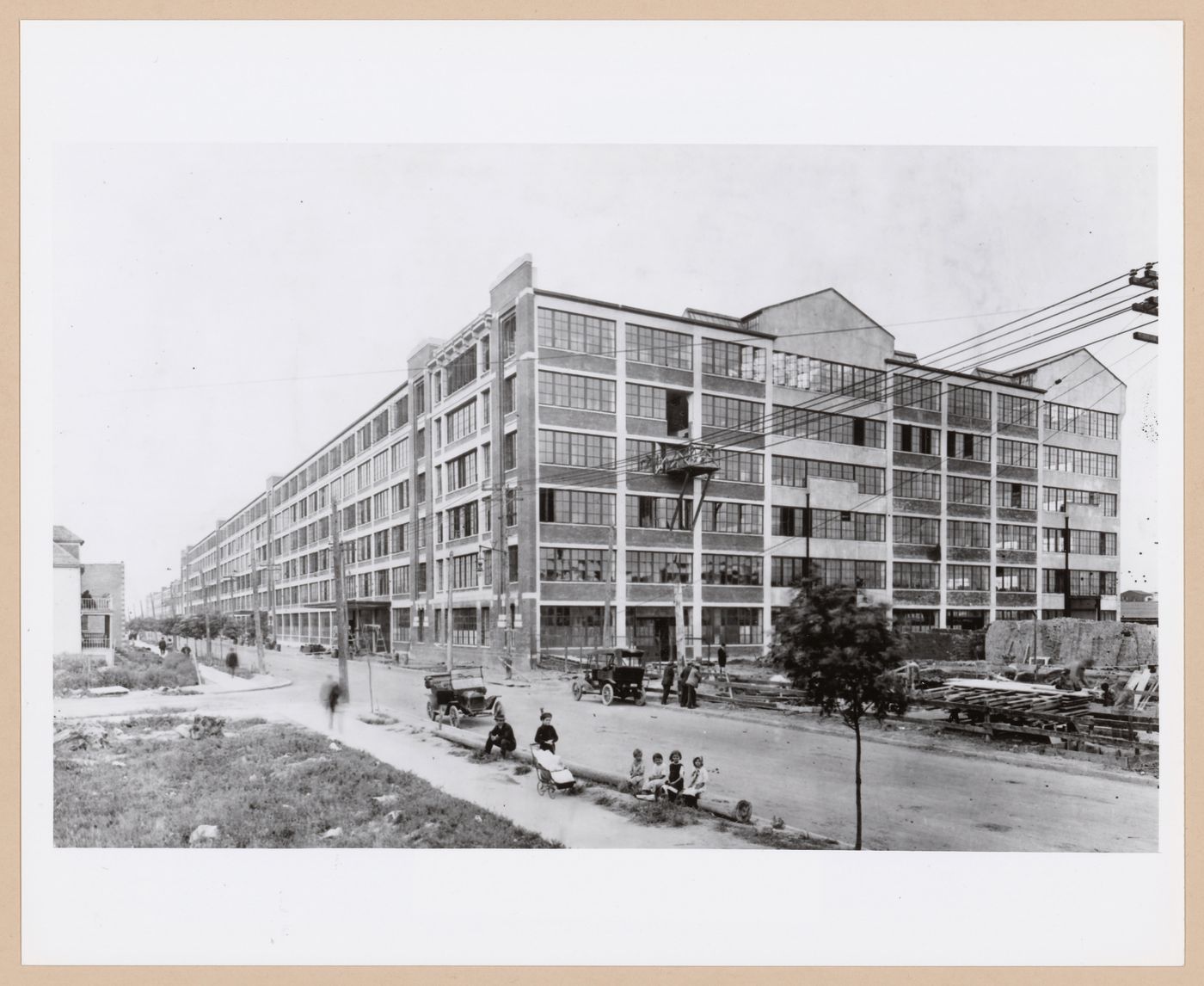 View of the principal and lateral façades of the annex of the Manufacturing Building (now partially a warehouse and partially abandoned) under construction, Highland Park Plant (now abandoned), Ford Motor Company, Highland Park, Michigan