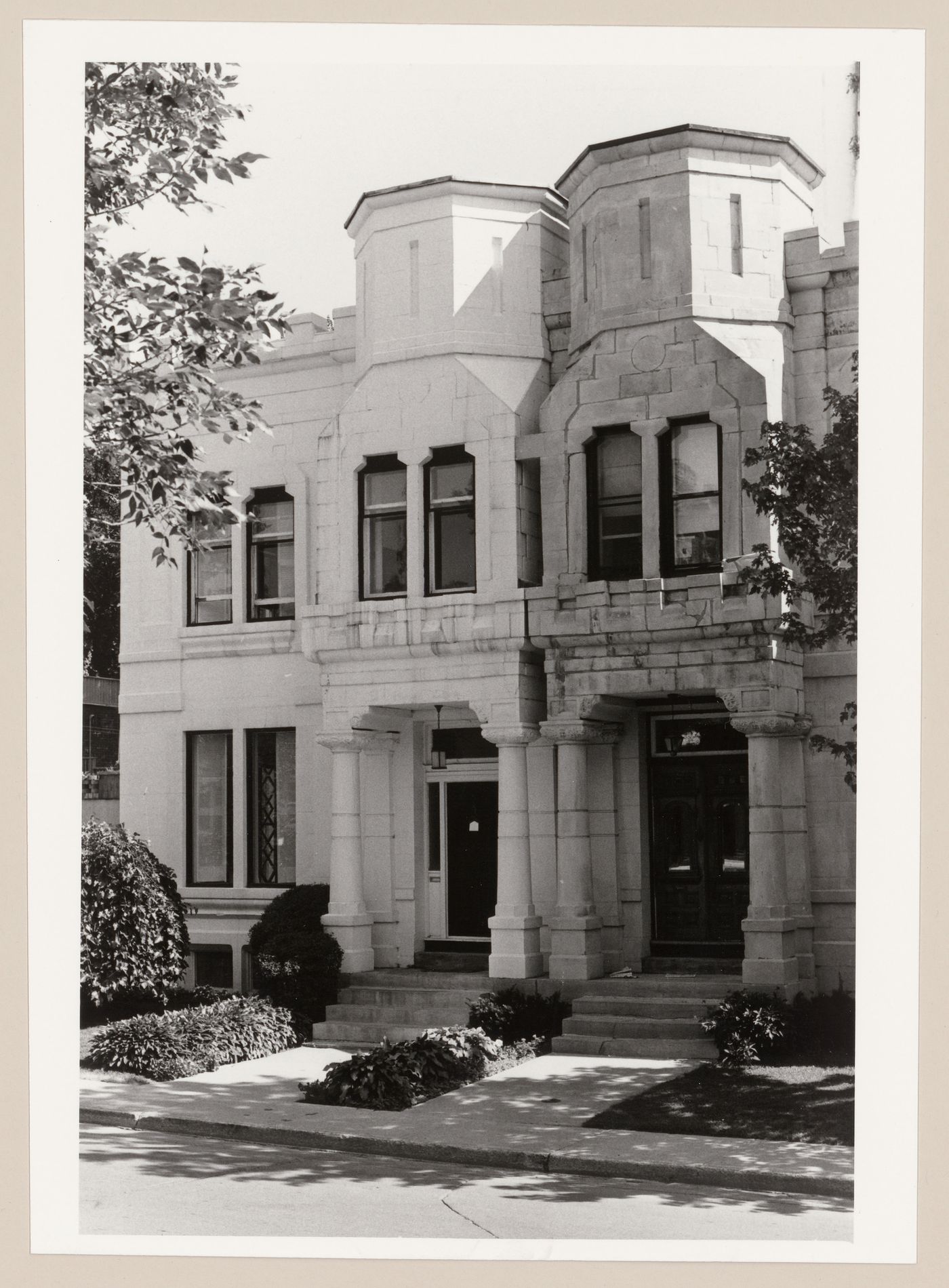 View of the principal façade of a semi-detached house, 493-495 Elm Avenue, Westmount, Québec