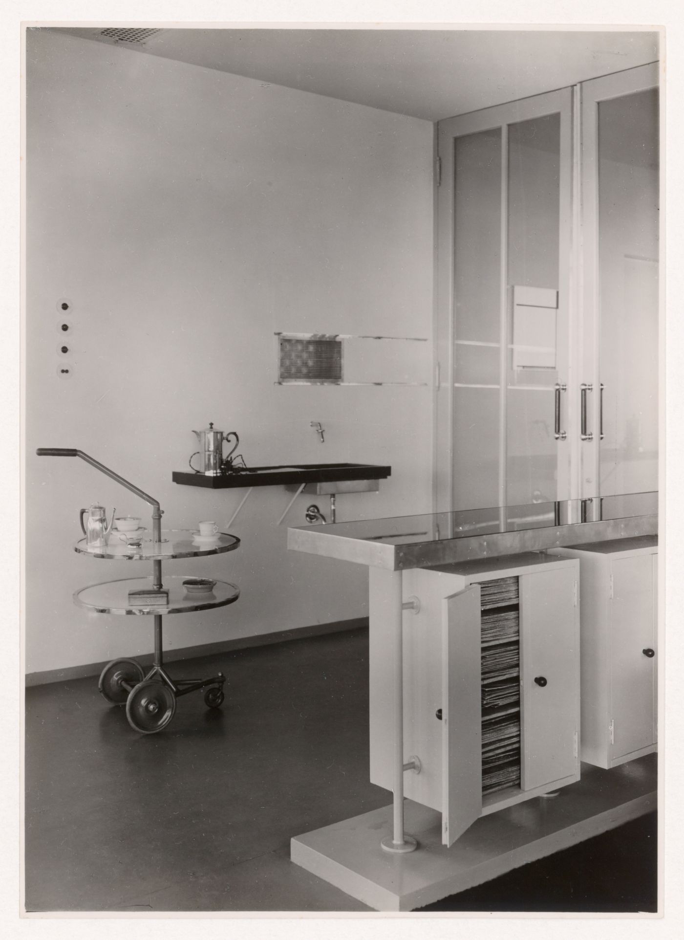 Interior view of the lounge of Villa Allegonda showing a built-in counter and bar designed by J.J.P. Oud and a tea wagon, Katwijk aan Zee, Netherlands