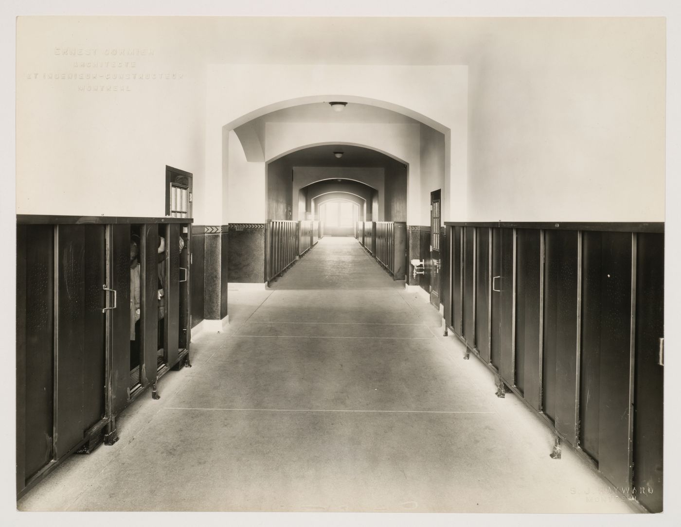 Vue intérieure d'un corridor, École Saint-Arsène, Montréal, Canada