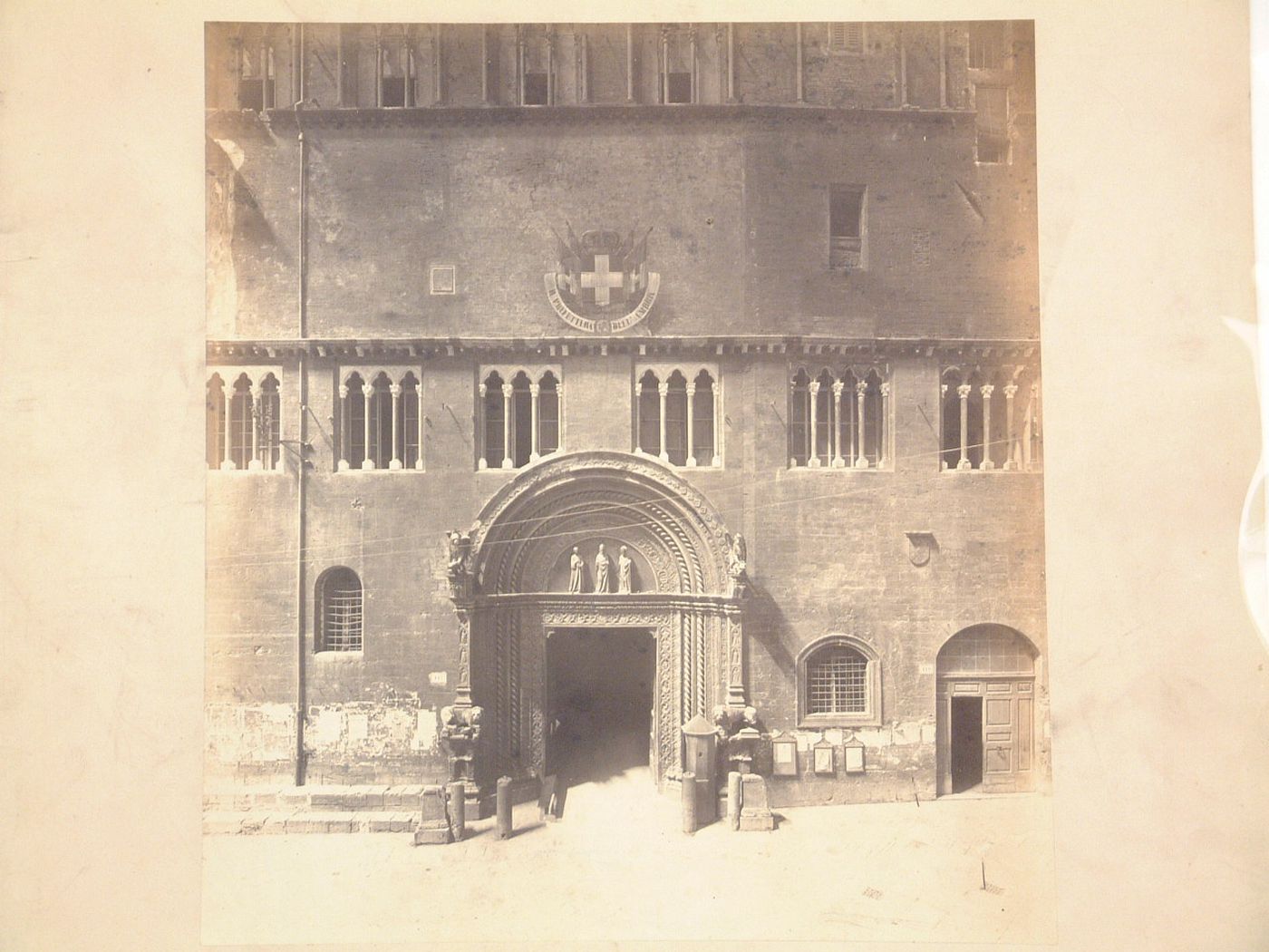 Palazzo Communale: Perugia 327.