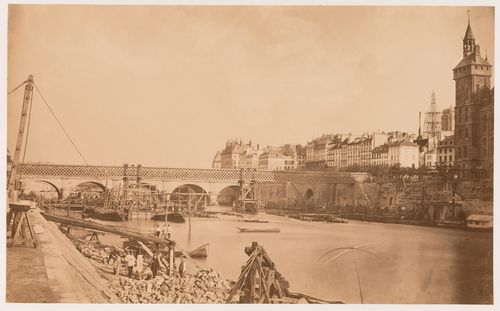 Travaux de reconstruction du Pont au Change: vue de l'échouage du caisson de la pile, rive droite et des travaux de fondation de la coulée, rive gauche, Paris
