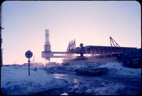 Vue de la construction de l'église et presbytère pour la paroisse Saint-Maurice, Laval, Québec