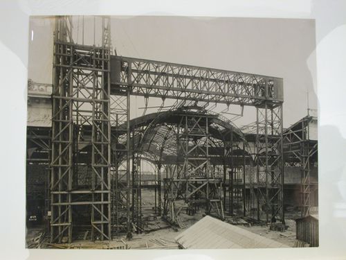 Exposition universelle internationale du 1900 (Paris, France): Construction of large arched iron building, possibly the Palais du génie civil et des moyens de transport