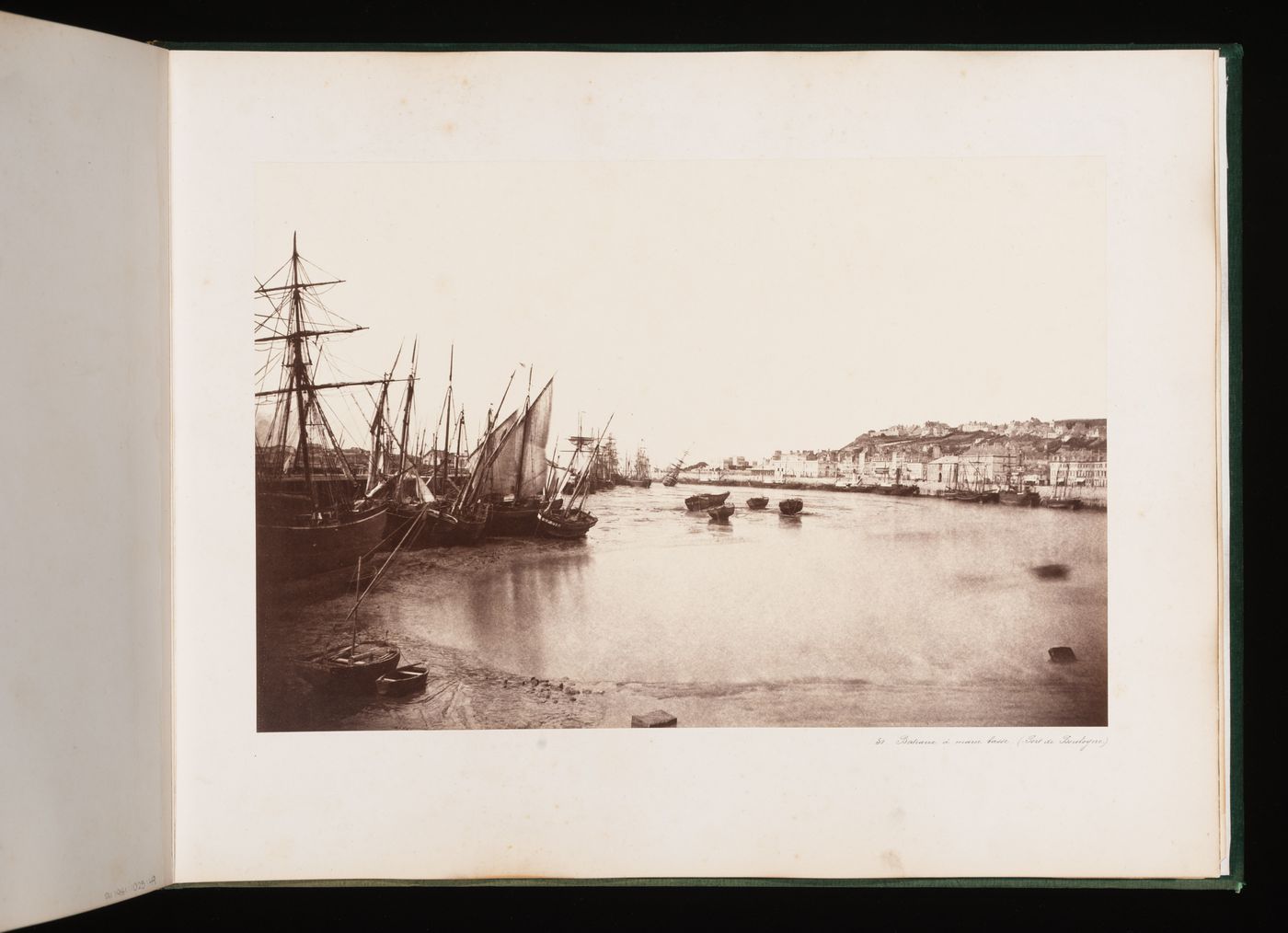 Bâteaux à marée basse (Port de Boulogne)