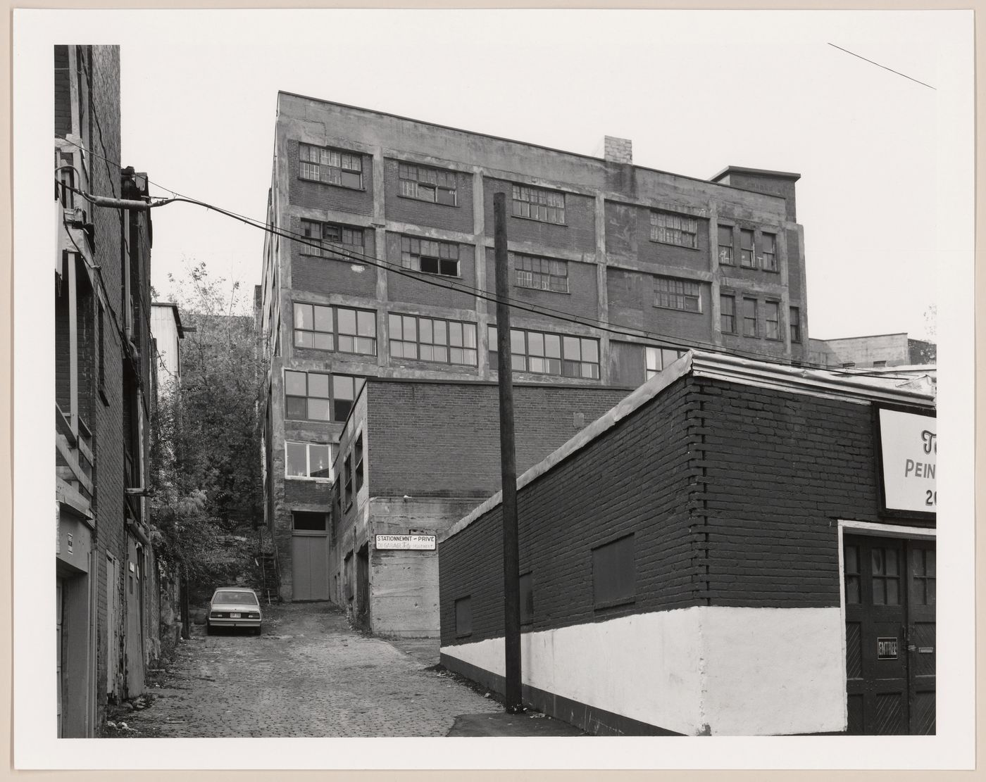 Garage exteriors, Carrefour St-Denis, Montréal, Québec.
