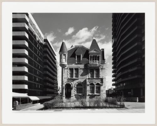 View of the principal façade of Slessor House, 1538 avenue Dr. Penfield, Montréal, Québec