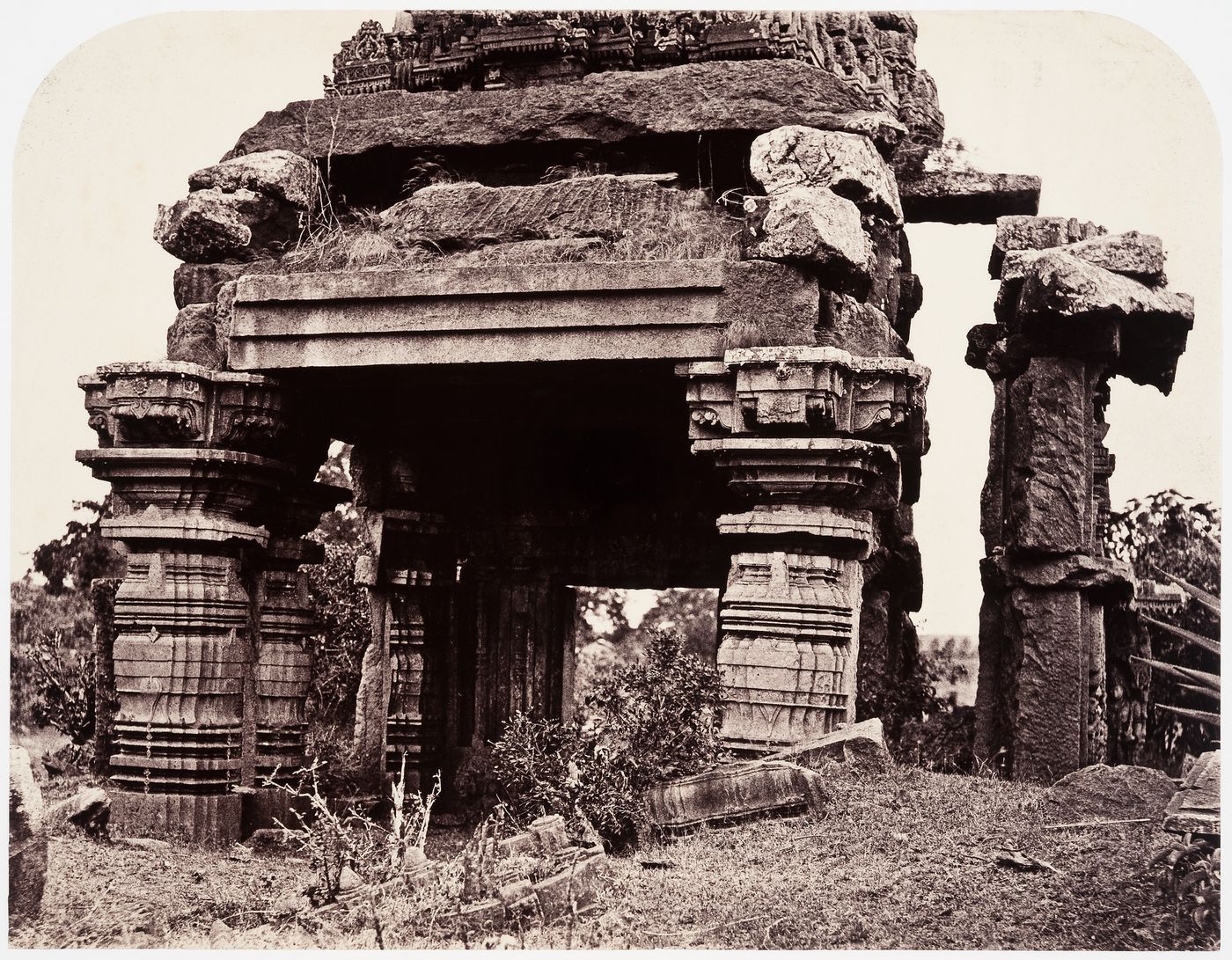 RUINED TEMPLE WEST OF THE HOYSALESVARA TEMPLE, HALEBID, 1854