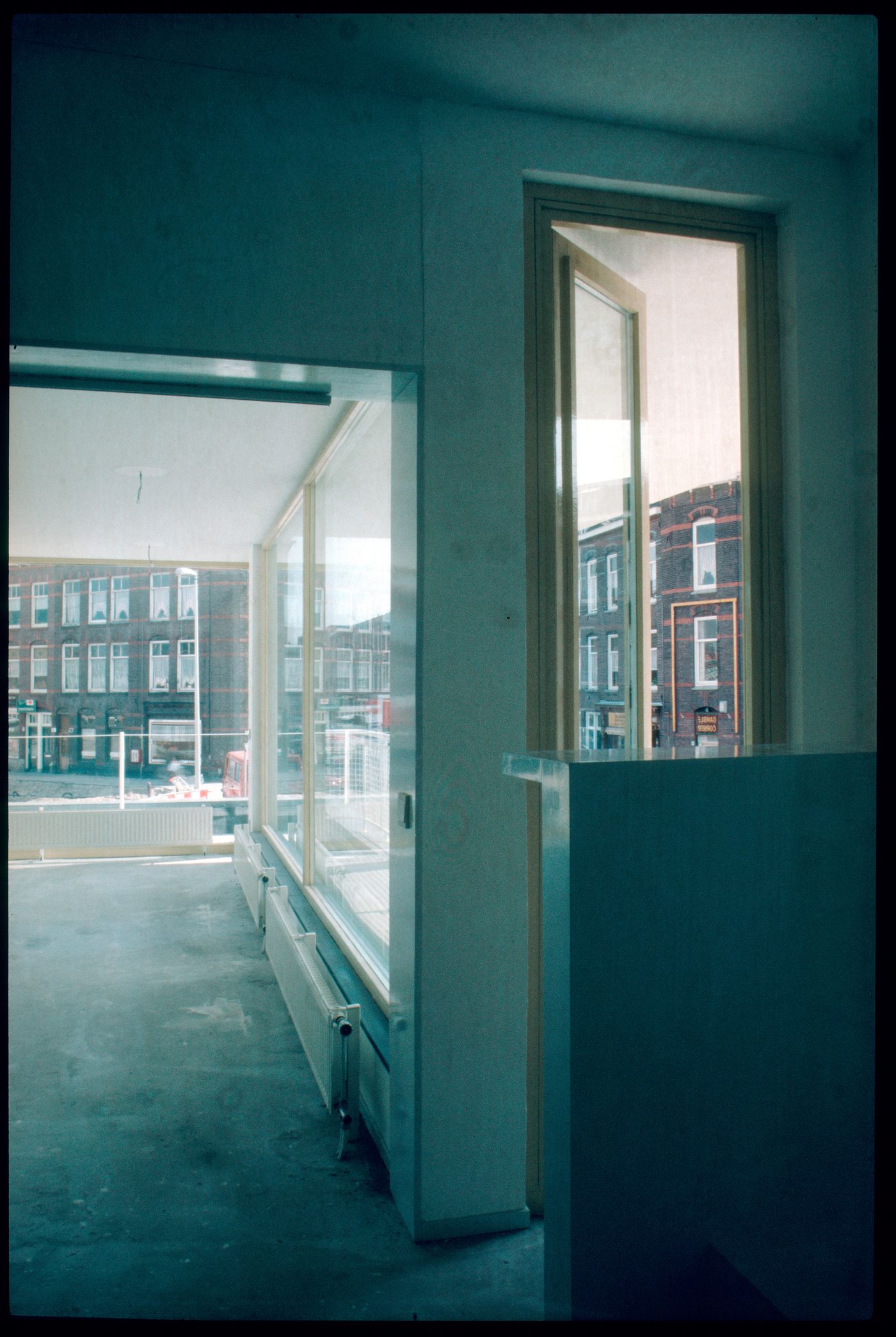 Interior view of Duas habitações e duas lojas [Housing and shopping complex, Schilderswijk], The Hague, The Netherlands