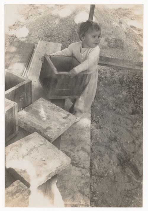 Photograph of Veronica Williams on the construction site for Casa sobre el arroyo, Mar del Plata, Argentina