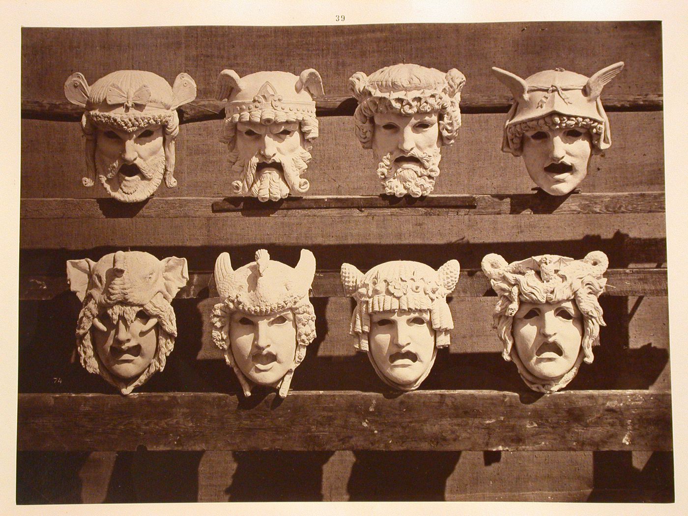 Masques des cheminées des bâtiments de l'administration