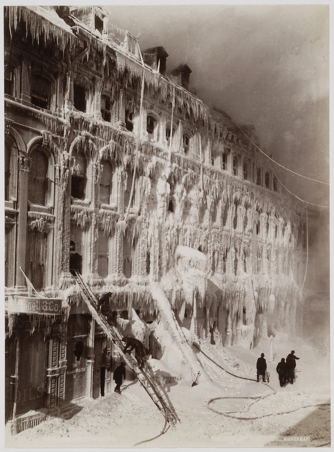 Building encased in ice after a fire, 65-83 Little St. James Street, Montréal, Québec / Bâtiment recouvert de glace après un incendie, 65-83 Little St. James Street, Montréal, Québec