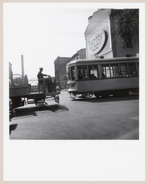 Tramways, à l'angle des rues de la Montagne et Dorchester (aujourd'hui boulevard René-Lévesque), Montréal, Québec