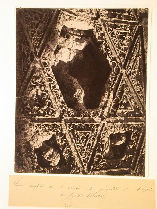 Pierre sculptee de la voute du perystile du Temple de jupiter (Balbek)