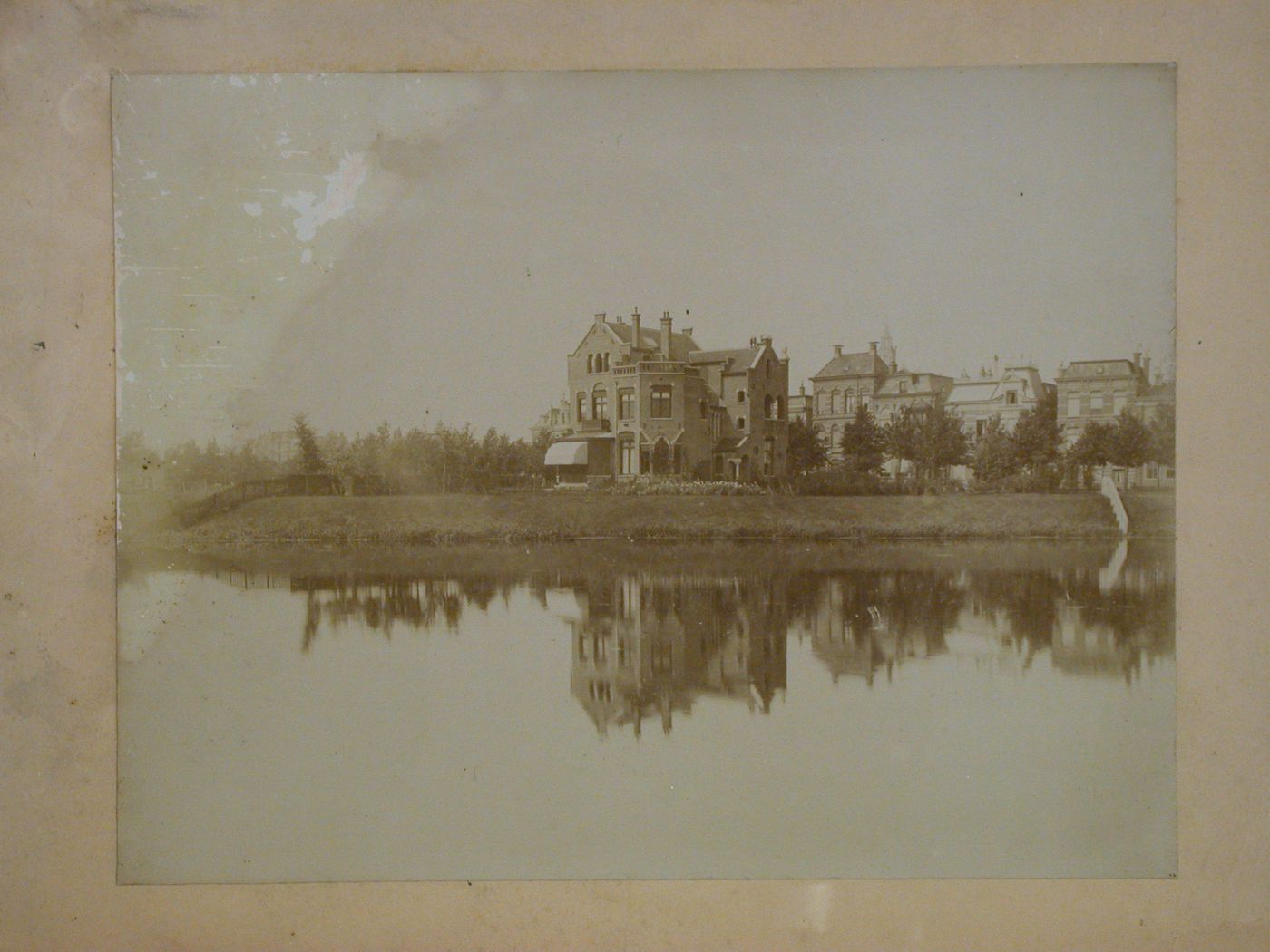 View of Huis [House] Professor Heymans from across the Eemskanaal [Eems Canal], Zuidzijde 7, Groningen, Netherlands
