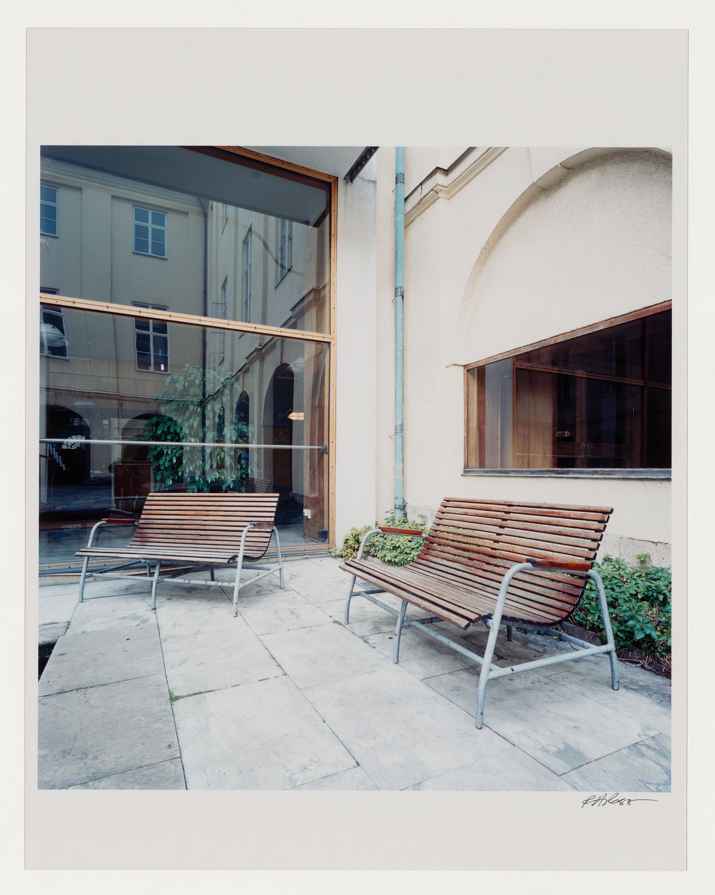 View of two wooden benches in the courtyard of the Göteborgs rådhusets tillbyggnad [courthouse annex], Göteborg, Sweden