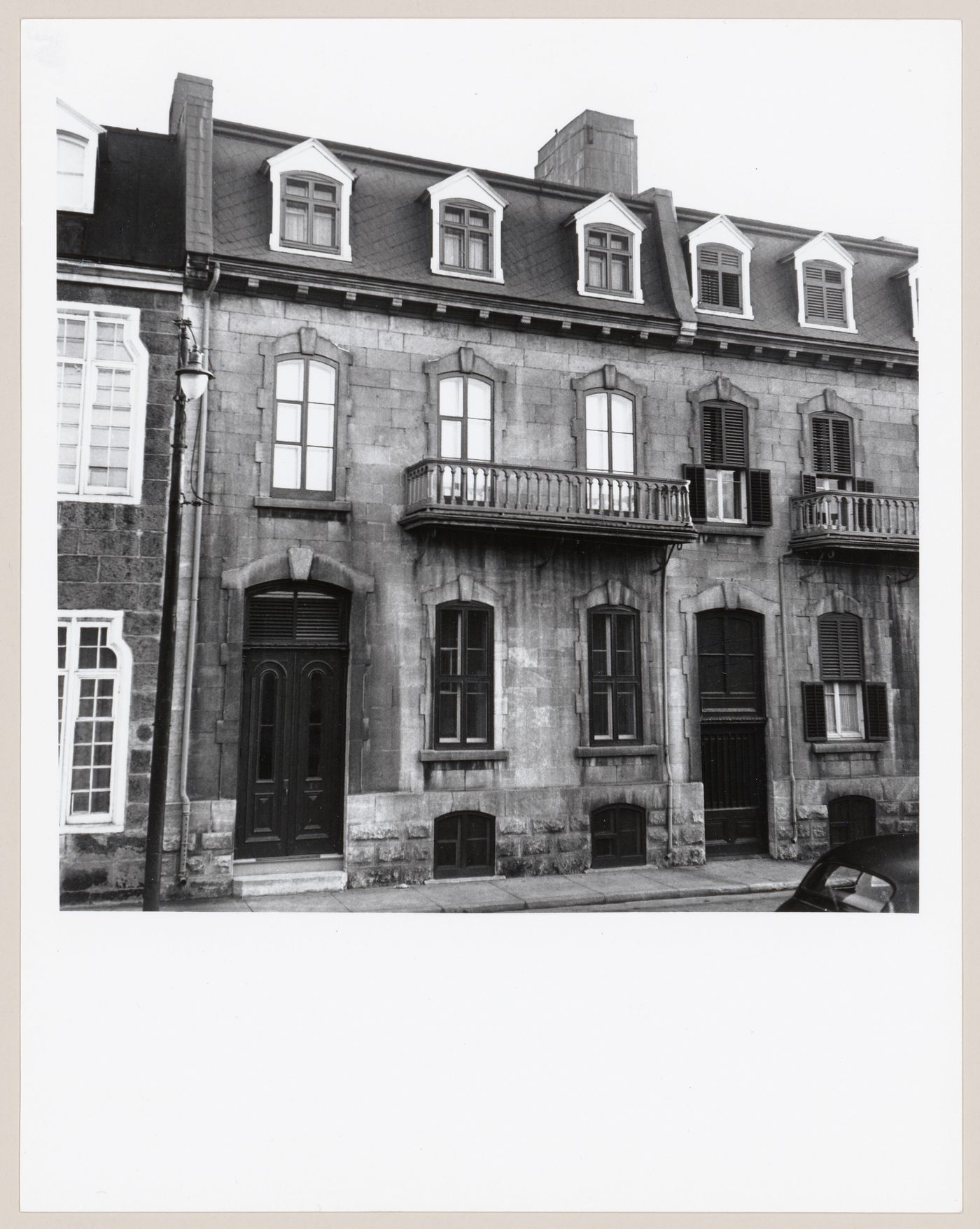 Façades de maisons en rangée avec balcons, rue Sainte-Geneviève, Vieux- Québec, Québec