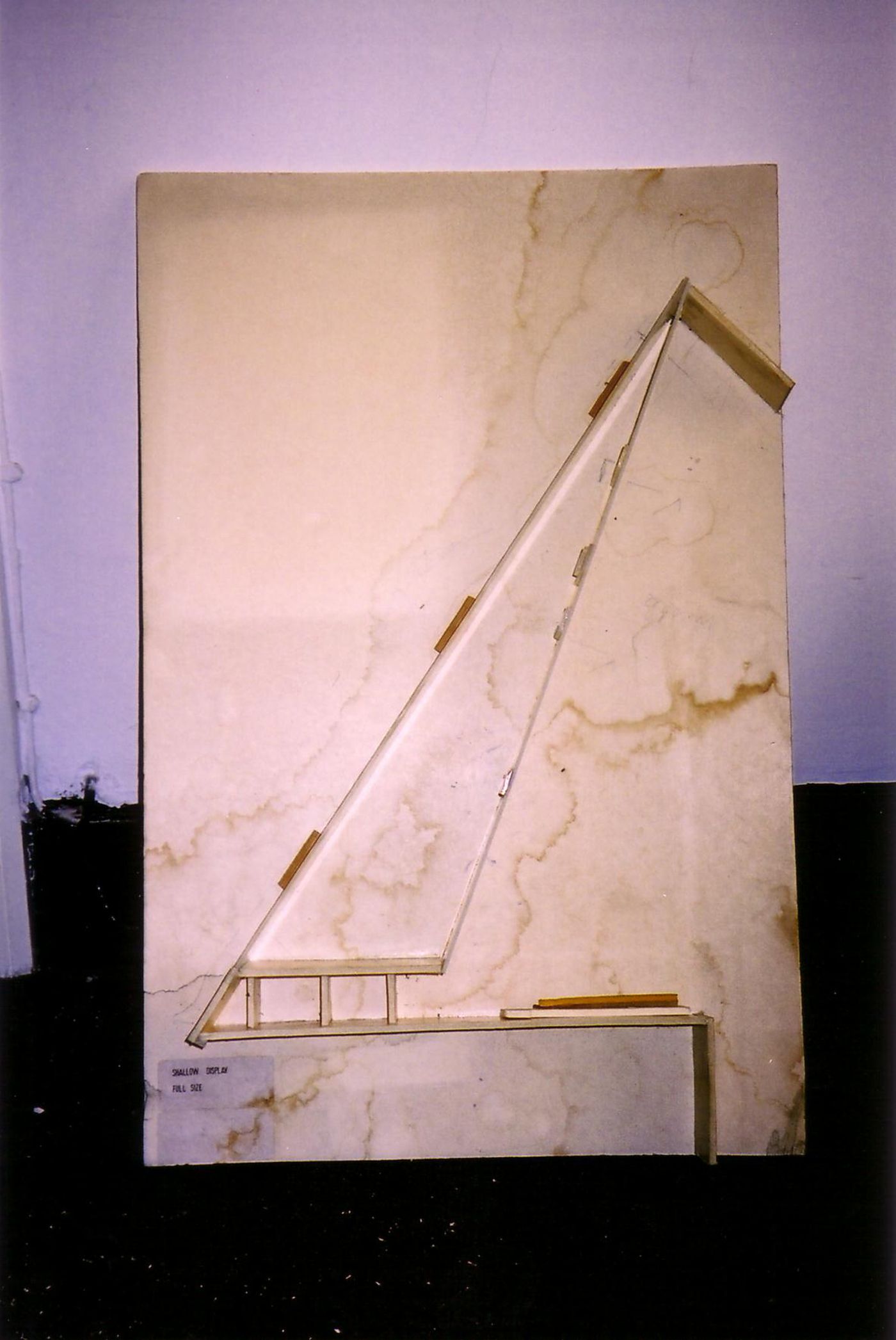 Full-scale cross section model of shallow area of display case