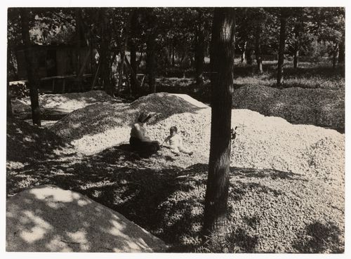 Photograph of Delfina Gálvez de Williams and Veronica Williams on the construction site for Casa sobre el arroyo, Mar del Plata, Argentina