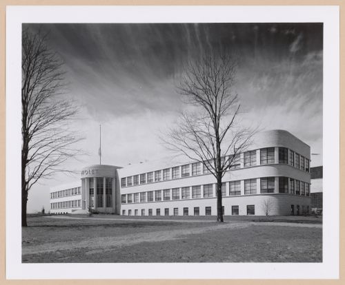 View of the principal and lateral façades of the Administration Building, General Motors Corporation Chevrolet division Automobile Assembly Plant, Flint, Michigan