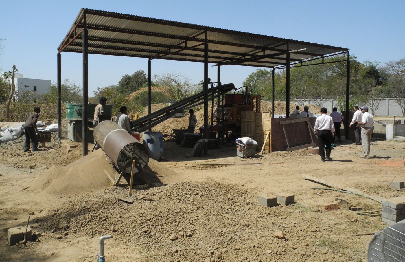 Ahmedabad House : shed for making pressed-earth bricks on site