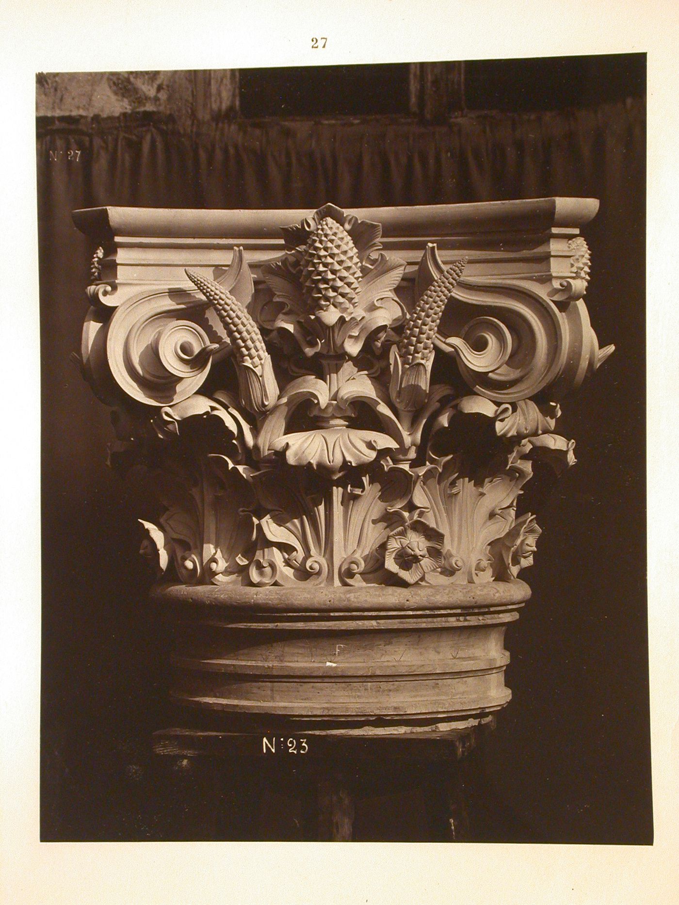 Chapiteau des colonnes des bales de la loggia - façade principale