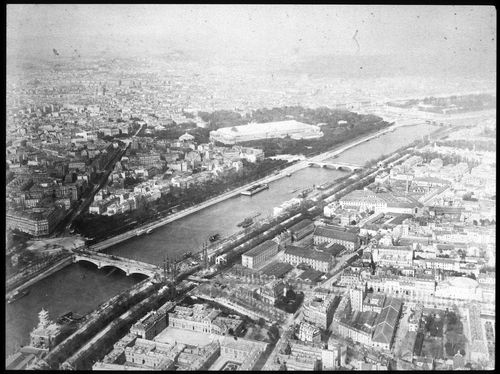 Panorama de Paris, Vue sur les Champs Elysees et Montmarte, prise de la Tour Eiffel