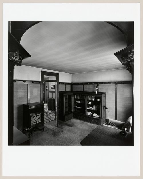 Interior view of the sitting room/library of Slessor House, 1538 avenue Dr. Penfield, Montréal, Québec