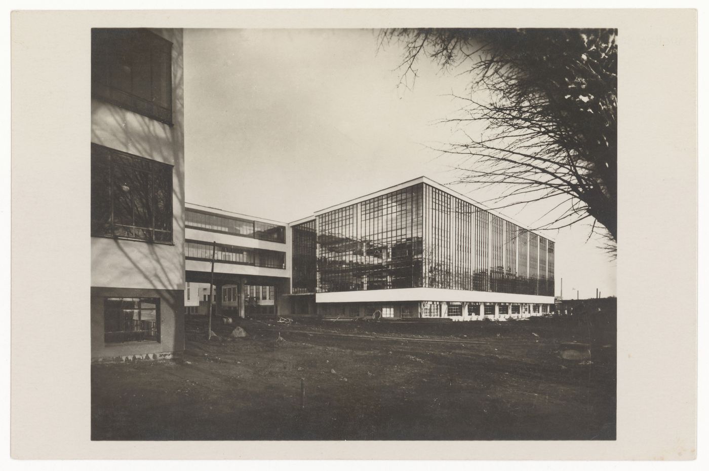 Exterior view of the Bauhaus building showing the housing wing of Dessau Technical School and the administration and workshop wings, Dessau, Germany