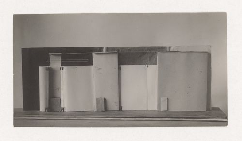 Photograph of a student model on the topic "Construction of Frontal Surface Based on Vertical, Horizontal and Inclined Combination of Two or More Rhythmical Rows" for the "Space" course at the Vkhutemas, Moscow