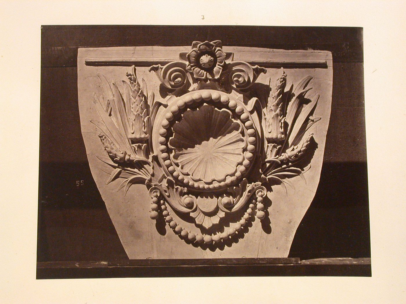 Cartouche servant d'applique sur les piliers du vestibule circulaire