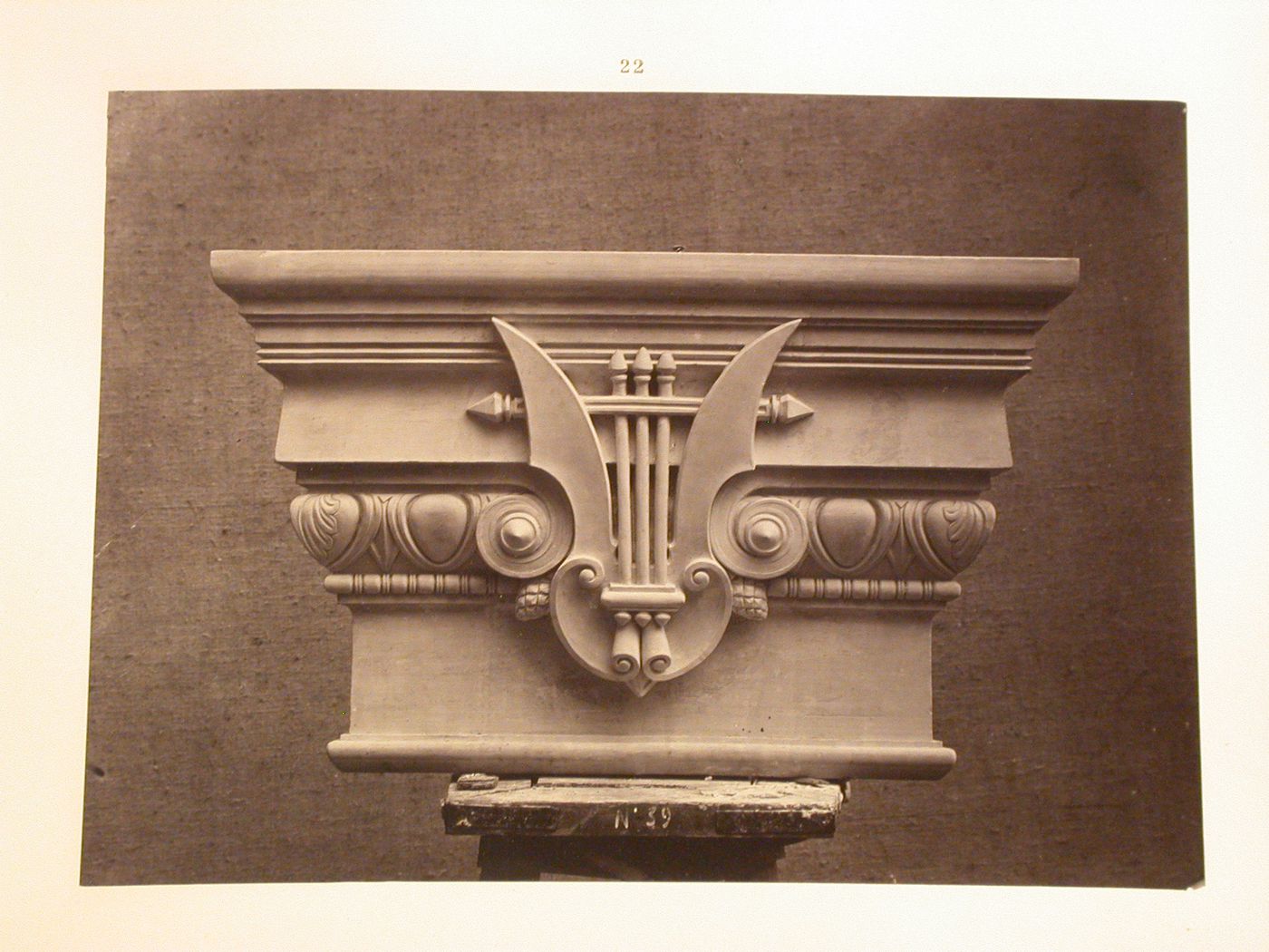 Chapiteau des pilastres du grand escalier