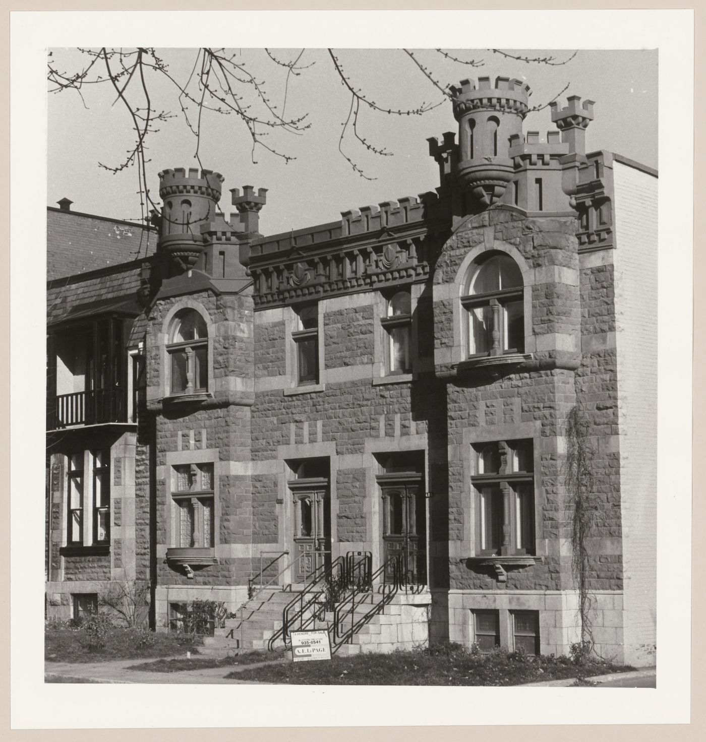 View of the principal façade of a semi-detached house, 423-425 Elm Avenue, Westmount, Québec