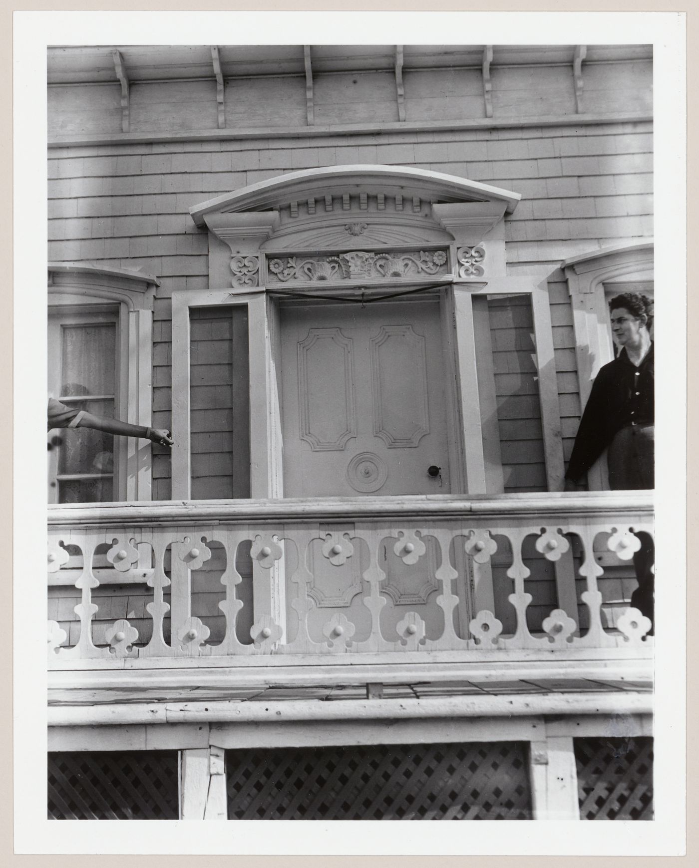 Le folkloriste Luc Lacoursière  à côté de l'entrée principale d'une maison, entre Trois-Pistoles et Cap-Chat, Québec