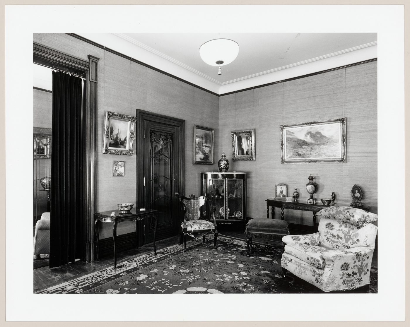 Interior view of the living room of Slessor House, 1538 avenue Dr. Penfield, Montréal, Québec