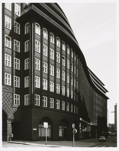 View of the south façade of Chilehaus office building showing the entrance to the tunnel for Fischertwiete [street] on the left, Messberg [street], Hamburg, Germany